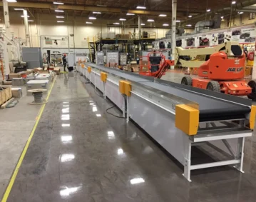 Transportador de banda sobre artesa